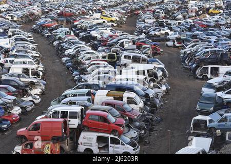 Autowracks stapelten sich in Schrottplatz, bevor sie geschreddert wurden, Teneriffa Kanarische Inseln Spanien. Stockfoto