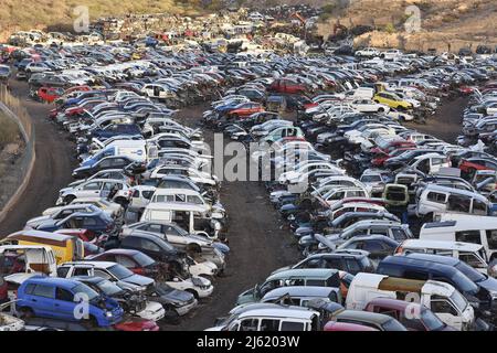 Autowracks stapelten sich in Schrottplatz, bevor sie geschreddert wurden, Teneriffa Kanarische Inseln Spanien. Stockfoto