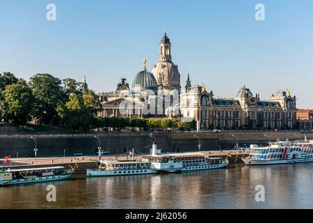 Deutschland, Sachsen, Dresden, Elbe mit festfahrenden Tourbooten und der Hochschule der Bildenden Künste Dresden im Hintergrund Stockfoto