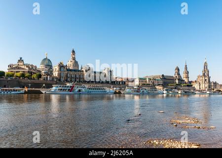 Deutschland, Sachsen, Dresden, Elbe mit festfahrenden Tourbooten und der Hochschule der Bildenden Künste Dresden im Hintergrund Stockfoto