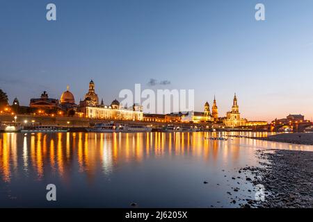 Deutschland, Sachsen, Dresden, Elbe in der Abenddämmerung mit der Akademie der bildenden Künste Dresden im Hintergrund Stockfoto