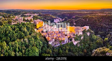 Luftaufnahme von Sorano, einer Stadt in der Provinz Grosseto, im Süden der Toskana, Italien Stockfoto