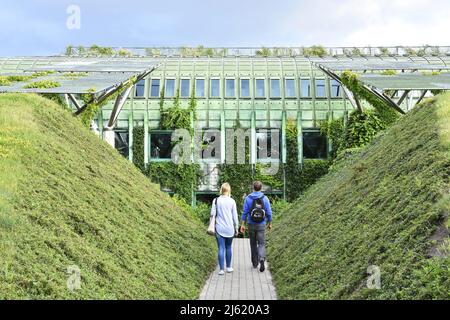 Bibliothek der Universität Warschau, modernes Außengebäude in Warschau, Polen. Stockfoto