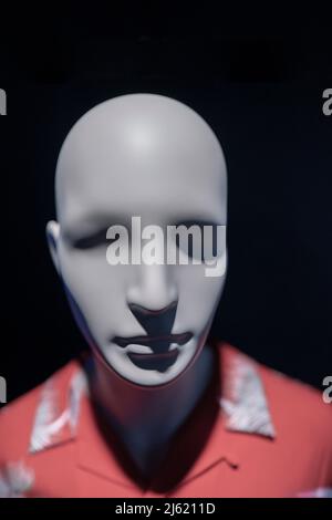 Nahaufnahme einer Schaufensterpuppe verschwommener Kopf in einem Fenster einer Mall auf dem dunklen Hintergrund Stockfoto