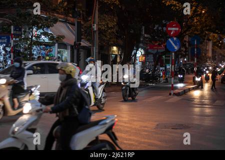 Belebte Straße in Hanoi, Vietnam Stockfoto