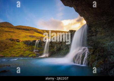 Skutafoss Wasserfälle in der Nähe von Hofn in Island aus einer Höhle fotografiert Stockfoto