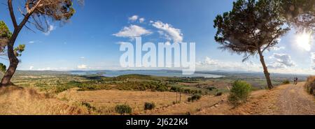 Panoramablick auf den Trasimeno-See an sonnigen Tagen, Castiglione del Lago, Umbrien, Italien Stockfoto