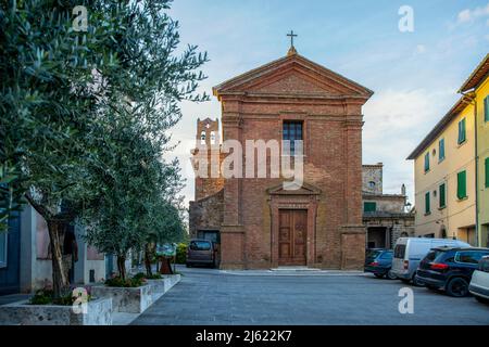 Italien, Provinz Siena, Radicondoli, Eingang der Kirche Crucifix Stockfoto