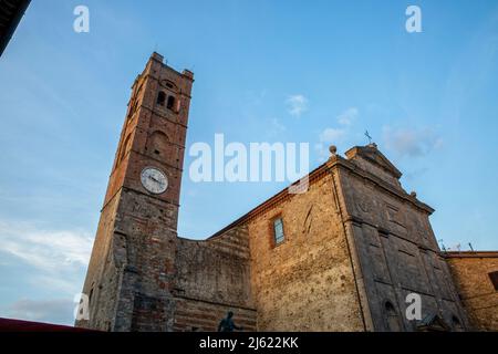 Italien, Provinz Siena, Radicondoli, Außenansicht der Kirche Collegiata dei Santi Simone e Giuda Stockfoto