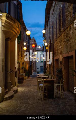 Italien, Provinz Siena, Radicondoli, Lanterns beleuchtete Altstadtallee Stockfoto