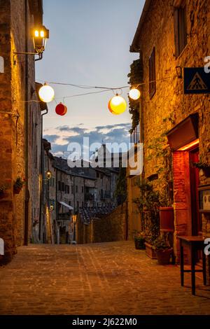 Italien, Provinz Siena, Radicondoli, Lanterns beleuchtete Altstadtallee Stockfoto