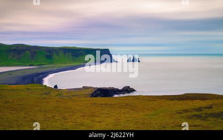 Der schwarze Sandstrand von Reynisfjara und das Meer von Reynisdrangar ragen südisland Stockfoto