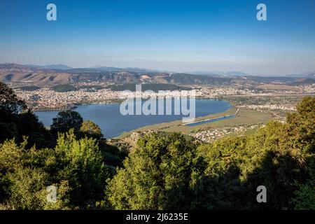 Griechenland, Epirus, Ioannina, Blick auf den Pamvotida-See und die umliegende Stadt im Sommer Stockfoto