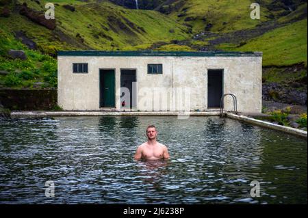 Geothermisches Schwimmbad Seljavallalaug im Süden Islands Stockfoto