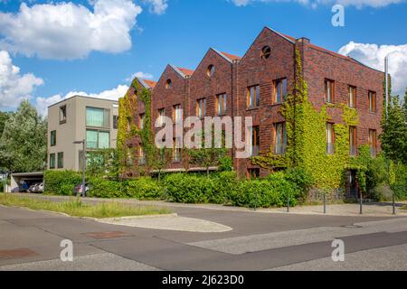 Deutschland, Berlin, Straße vor modernen Vorstadthäusern in Neubaugebiet Stockfoto