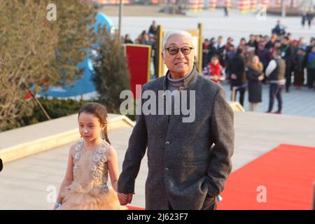 DONGYING, CHINA - 23. JANUAR 2019 - der Hongkonger Schauspieler Kenneth Tsang (R1) nimmt am. Januar an einer Wohltätigkeitsgala in Dongying, der ostchinesischen Provinz Shandong, Teil Stockfoto