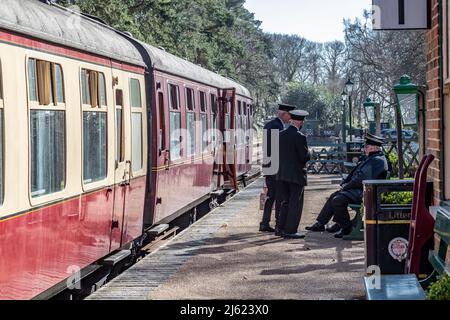 Der Bahnhof wird von der ‘Black Prince’ BR-9F-92203 auf der holt Station der Poppy Line, der North Norfolk Railway, East Anglia, England, angehalten. Stockfoto