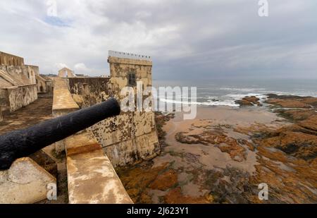 Außenmauern des Cape Coast Castle. Stockfoto