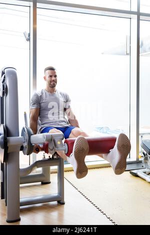 Junger Mann im Fitness-Studio trainieren Stockfoto