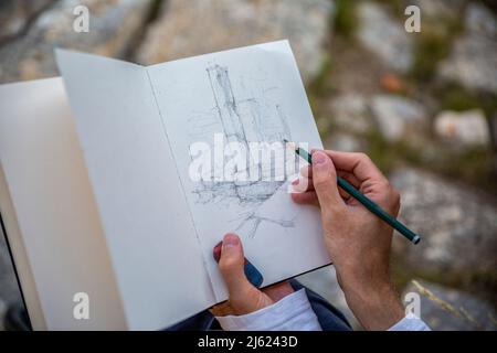Touristische Zeichnung ruiniert Spalte in Scribble Buch Stockfoto