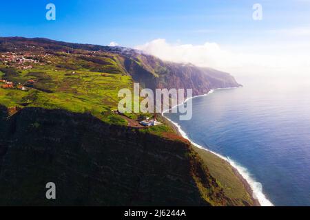 Luftaufnahme des Leuchtturms Ponta do Pargo auf den Madeira-Inseln, Portugal Stockfoto