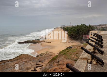 Blick von den Mauern des Cape Coast Castle. Stockfoto