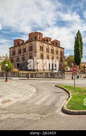 Stop-Schild auf Fußweg vor der Kirche der Parigoritissa in Arta, Griechenland Stockfoto