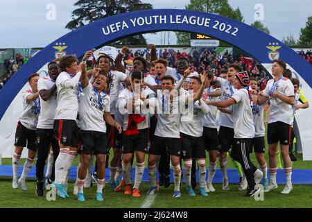 Nyon, Schweiz, 25.. April 2022. Während des Spiels der UEFA Youth League im Colovray Sports Center, Nyon. Bildnachweis sollte lauten: Jonathan Moscrop / Sportimage Stockfoto