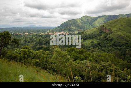 Ho District, Volta Region. Auf einer Wanderung zum Upper Wli Waterfall. Stockfoto