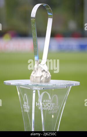 Nyon, Schweiz, 25.. April 2022. Die Trophäe der UEFA Youth League vor dem Spiel der UEFA Youth League im Colovray Sports Center, Nyon. Bildnachweis sollte lauten: Jonathan Moscrop / Sportimage Stockfoto