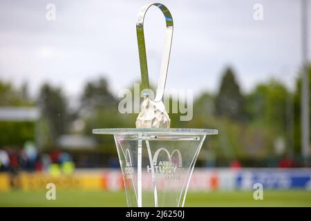 Nyon, Schweiz, 25.. April 2022. Die Trophäe der UEFA Youth League vor dem Spiel der UEFA Youth League im Colovray Sports Center, Nyon. Bildnachweis sollte lauten: Jonathan Moscrop / Sportimage Stockfoto