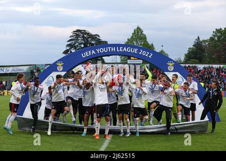 Nyon, Schweiz, 25.. April 2022. Während des Spiels der UEFA Youth League im Colovray Sports Center, Nyon. Bildnachweis sollte lauten: Jonathan Moscrop / Sportimage Stockfoto