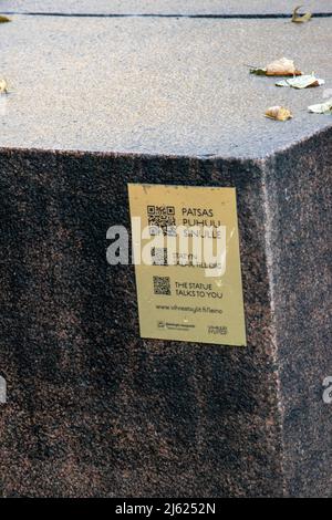 QR-Code auf der Statue des finnischen Dichters und Journalisten Eino Leino im Esplanade Park, Helsinki, Finnland. Stockfoto