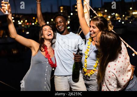 Glückliche junge Freunde feiern zusammen auf dem Boot Party im Sommerurlaub Stockfoto