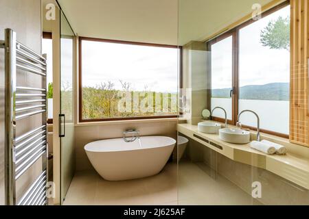 Badewanne am Fenster im luxuriösen Badezimmer des Hotels Stockfoto