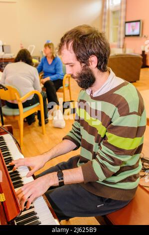 Der englische Pianist und Multiinstrumentalist Matthew Bourne spielt Keyboard während eines Besuchs in Belfast Stockfoto