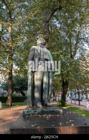 Statue des finnischen Dichters und Journalisten Eino Leino im Esplanade Park, Helsinki, Finnland. Stockfoto