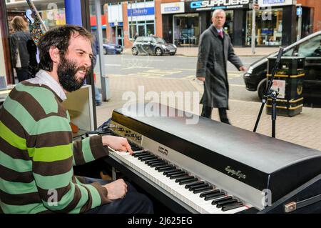 Der englische Pianist und Multiinstrumentalist Matthew Bourne spielt Keyboard während eines Besuchs in Belfast Stockfoto