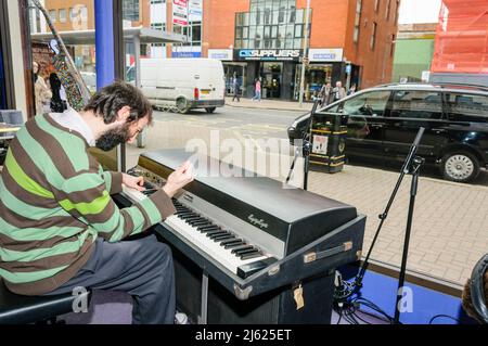 Der englische Pianist und Multiinstrumentalist Matthew Bourne spielt Keyboard während eines Besuchs in Belfast Stockfoto