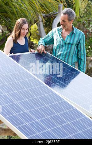 Mann und Frau diskutieren über Sonnenkollektoren Stockfoto