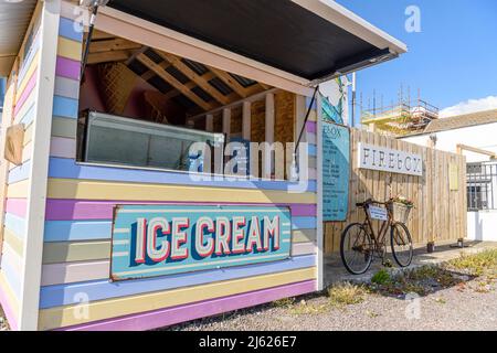 Eisdiele mit farbenfroher Dekoration auf der Straße in Ballywalter, Strangford, Nordirland. Stockfoto