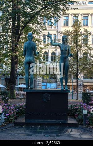 Fact and Fable (Denkmal für Zachris Topelius) im Esplanadi Park, Helsinki, Finnland. Stockfoto