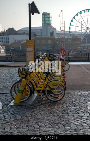 Alepa Fillari; Ride Share City Bikes der Helsinki Transit Authority zur Miete vor der Alten Markthalle, Helsinki, Finnland. Stockfoto