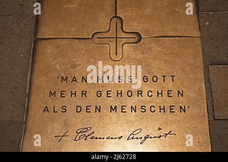 Inschrift auf dem Grab von Clemens August Graf von Galen, im Dom, Münster, Deutschland Stockfoto