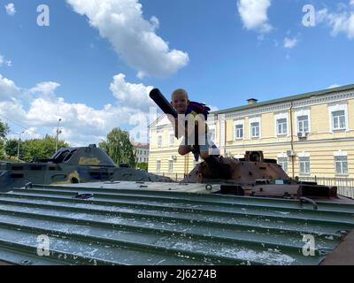 Kind spielt auf einer militärischen Anlage im Park Stockfoto