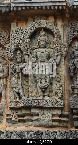 Die Skulpturen des hinduistischen Gottes und der Göttin auf dem Kedareswara Tempel, Halebeedu, Karnataka, Indien Stockfoto