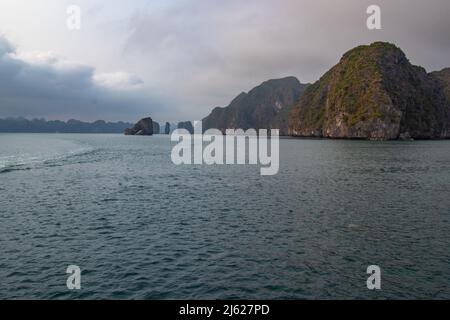 Bild von einer Kreuzfahrt über die Lan Ha Bay. Bewölkt und neblig zu Beginn des Jahres. Stockfoto