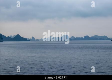 Bild von einer Kreuzfahrt über die Lan Ha Bay. Bewölkt und neblig zu Beginn des Jahres. Stockfoto