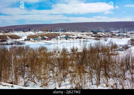 Blick auf den Frühling von der Autobahn zum sibirischen Dorf USt-Khmelevka, Kemerowo Region-Kusbass Stockfoto