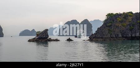 Bild von einer Kreuzfahrt über die Lan Ha Bay. Bewölkt und neblig zu Beginn des Jahres. Stockfoto